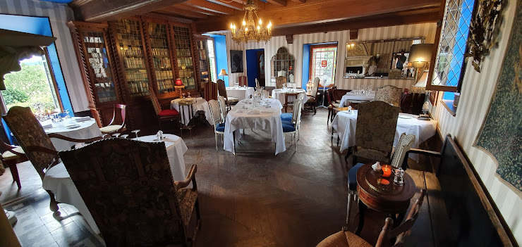 UN PASSAGE AU CHATEAU.jpg