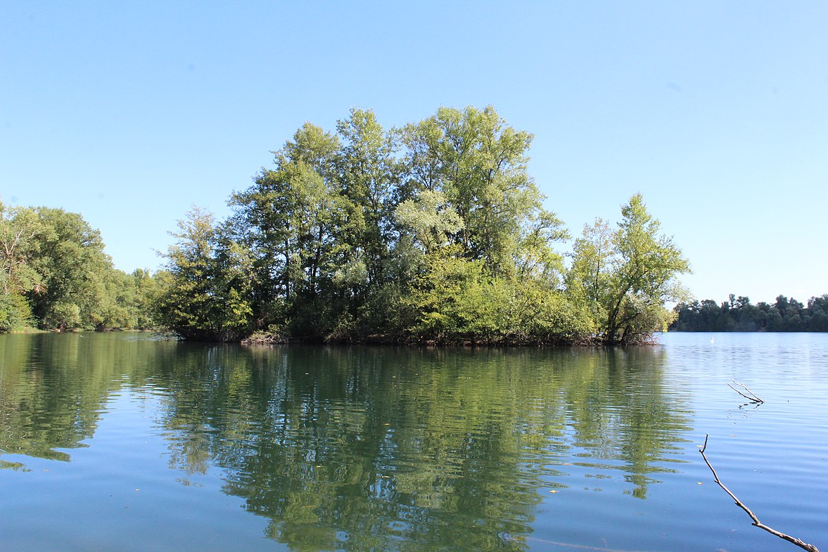 1200px-Lac_Varennes_Mâcon_4.jpg