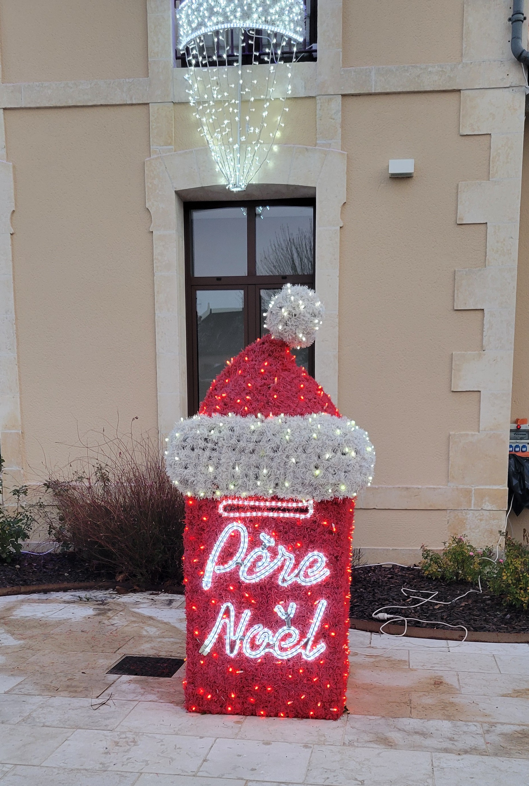 boite aux lettres devant mairie-2.jpg