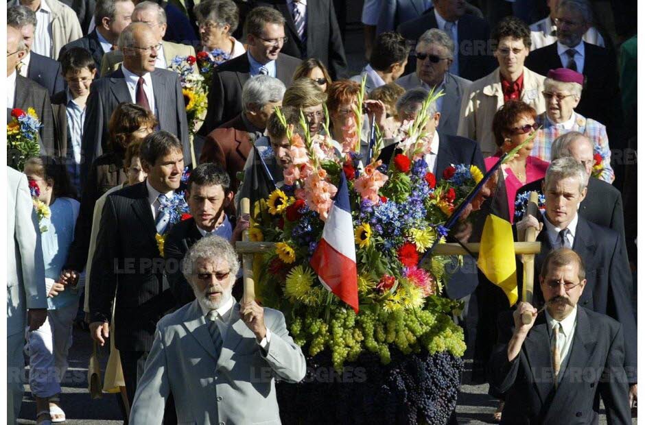 le-biou-est-porte-en-cortege-a-travers-la-ville-photo-philippe-trias-1450251431.jpg