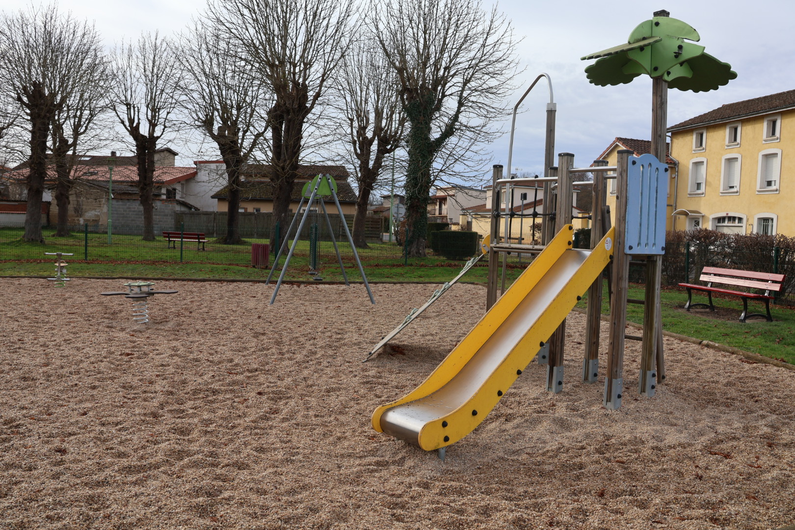 Aire de jeux Route de Courpière.jpg