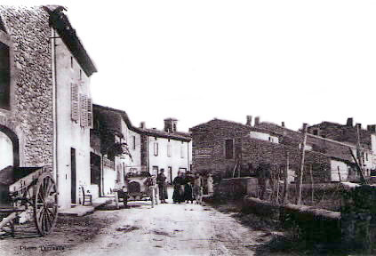 8 - Entrée du village-1920 ou 1926.JPG