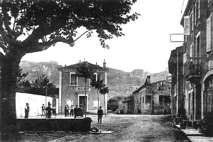 38 - place du village - début années 1920.JPG