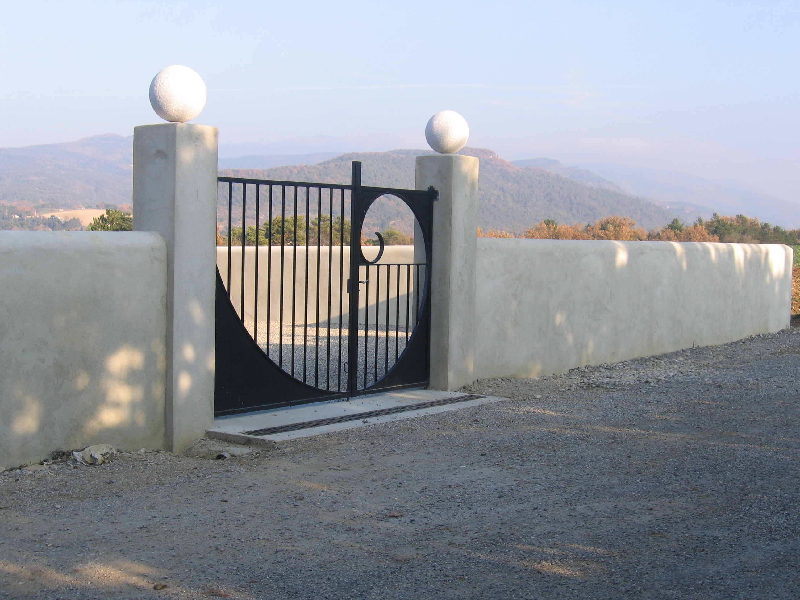 Entrée du cimetière Est-2005.jpg