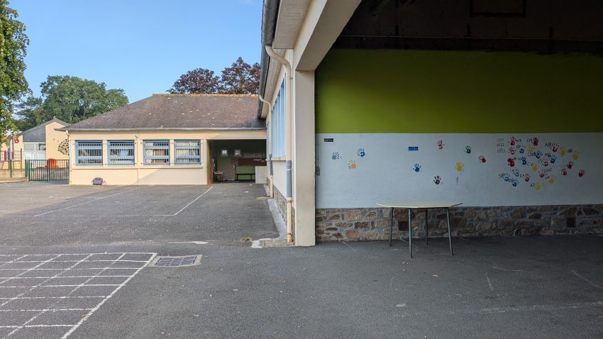 Cour ecole primaire.jpg