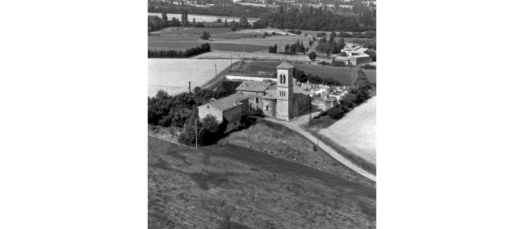Vue aérienne du cimetière et de l_église Saint-Pierre-aux-liens ou de-Lançon.5 Fi 554Archives départementales de la Drôme.png