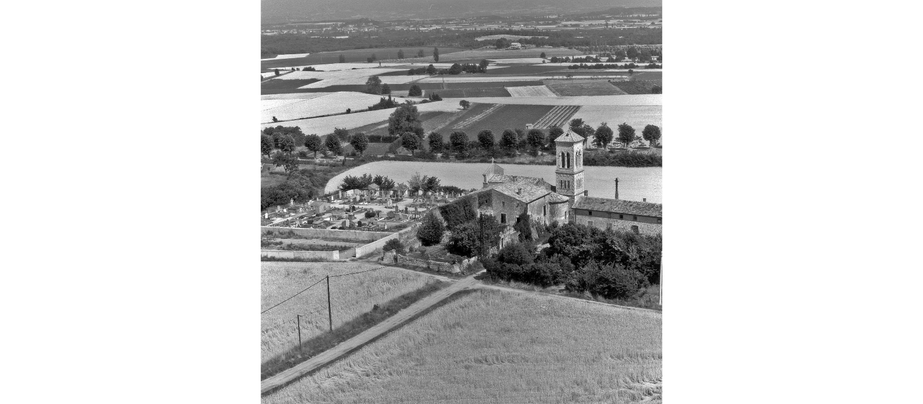 Vue aérienne du cimetière et de l_église Saint-Pierre-aux-liens ou de-Lançon.5 Fi 553Archives départementales de la Drôme.png