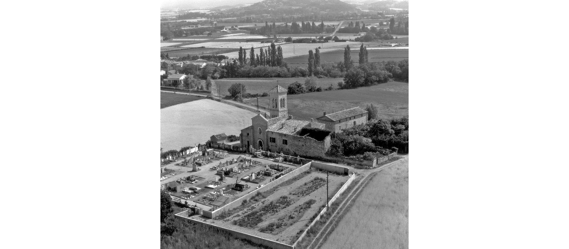 Vue aérienne du cimetière et de l_église Saint-Pierre-aux-liens ou de-Lançon.5 Fi 551Archives départementales de la Drôme.png