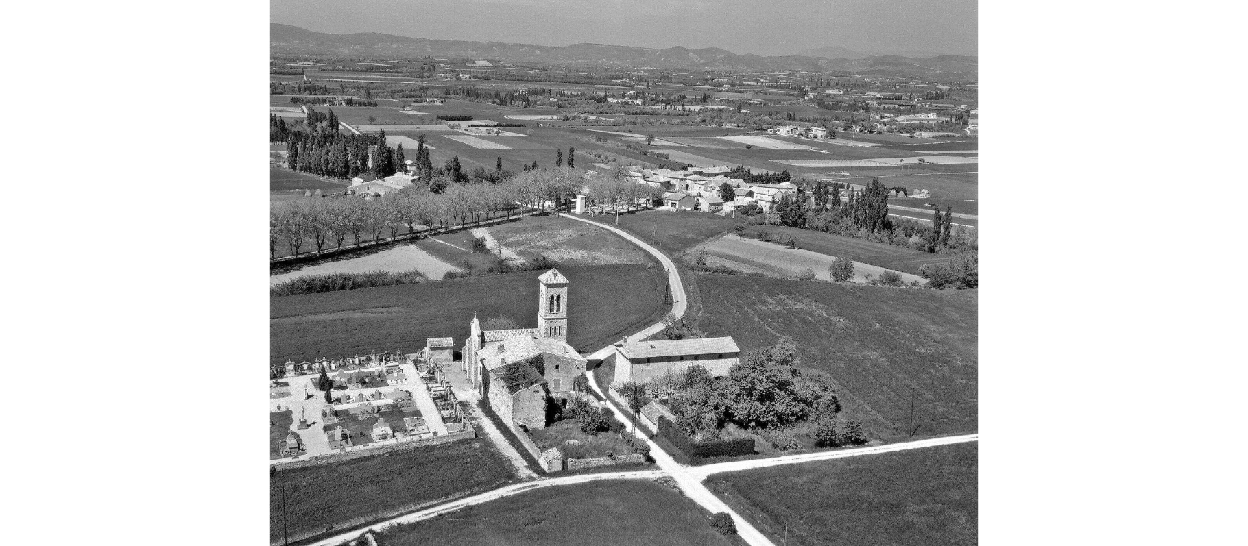 Portes-en-Valdaine.- Vue aérienne de l_église Saint Pierre aux liens ou de lançon et du cimetière.95 Fi 1491Archives départementales de la Drôme.png