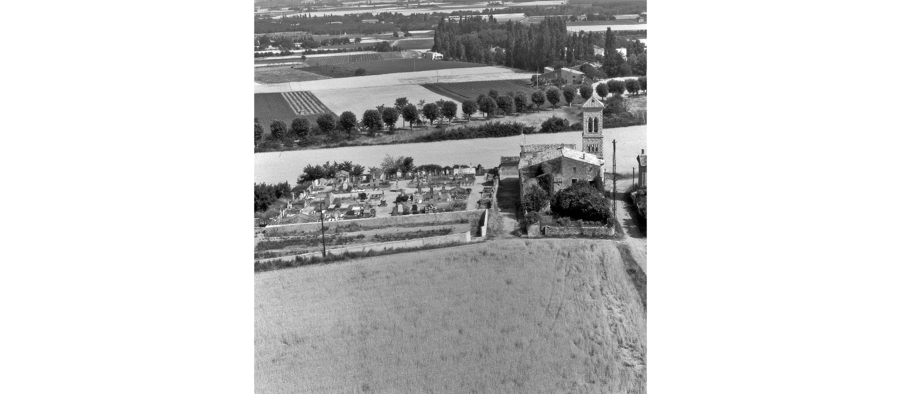 Vue aérienne du cimetière et de l_église Saint-Pierre-aux-liens ou de-Lançon.5 Fi 552Archives départementales de la Drôme.png