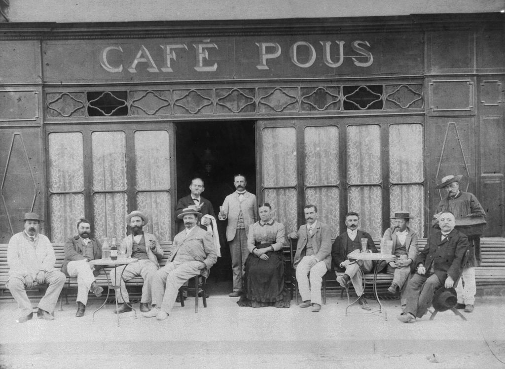 Groupe devant le café Pous _1024x768_.jpg