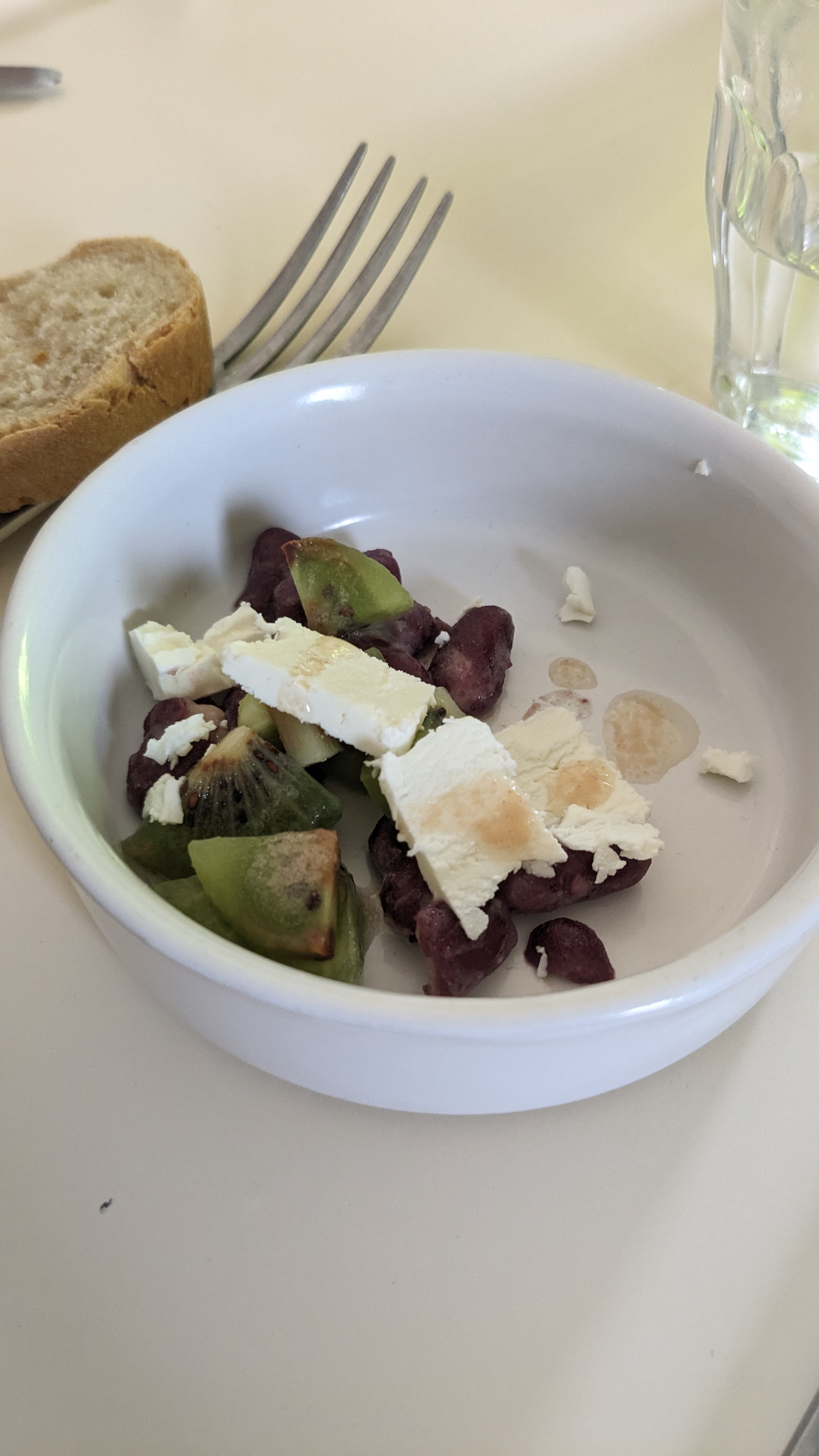 feta haricots rouges kiwi