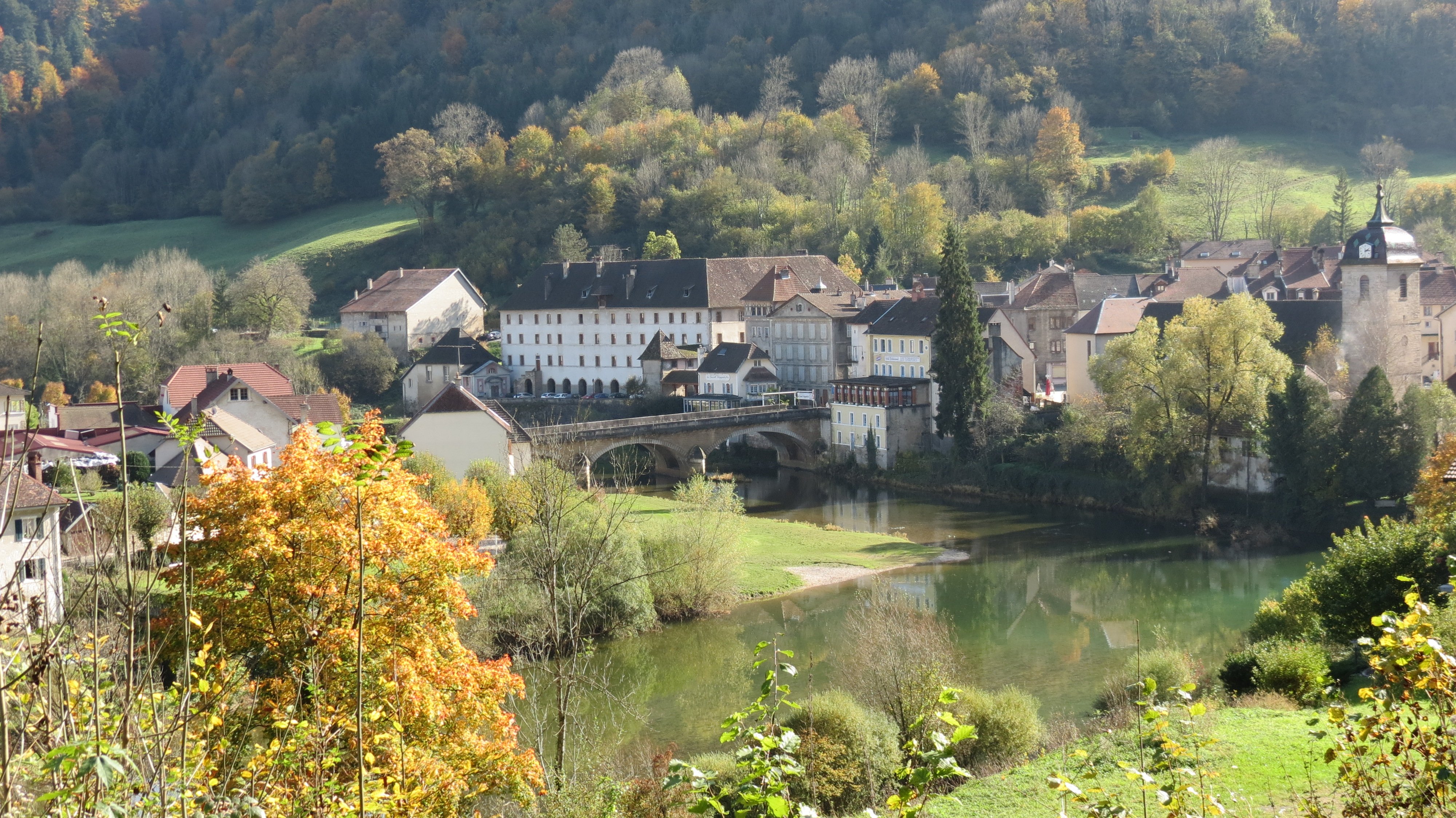 Massif et imposant, le bâtiment du couvent a retrouvé aujourd_hui sa vocation éducative..JPG