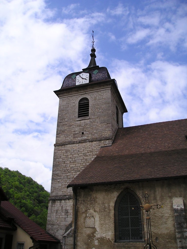 Avec son clocher comtois, l_église trône fièrement au coeur de la petite cité comtoise..jpg