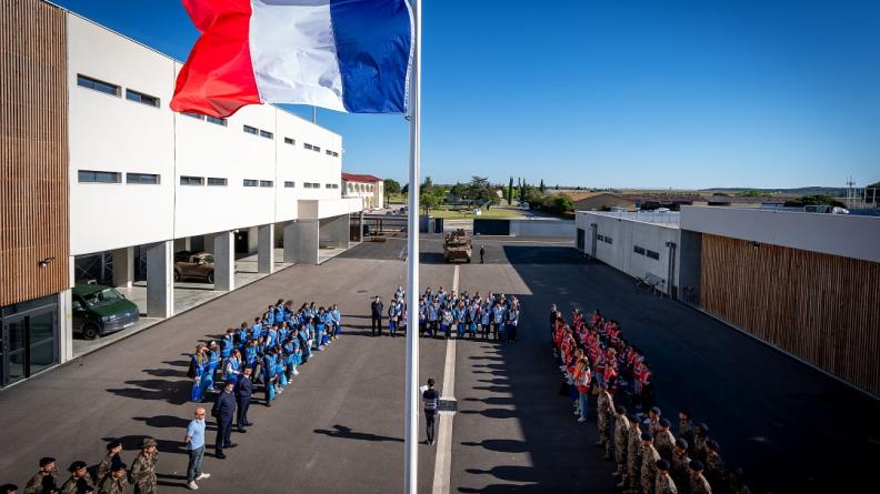 rassemblement de jeunes Français autour du drapeau.jpg