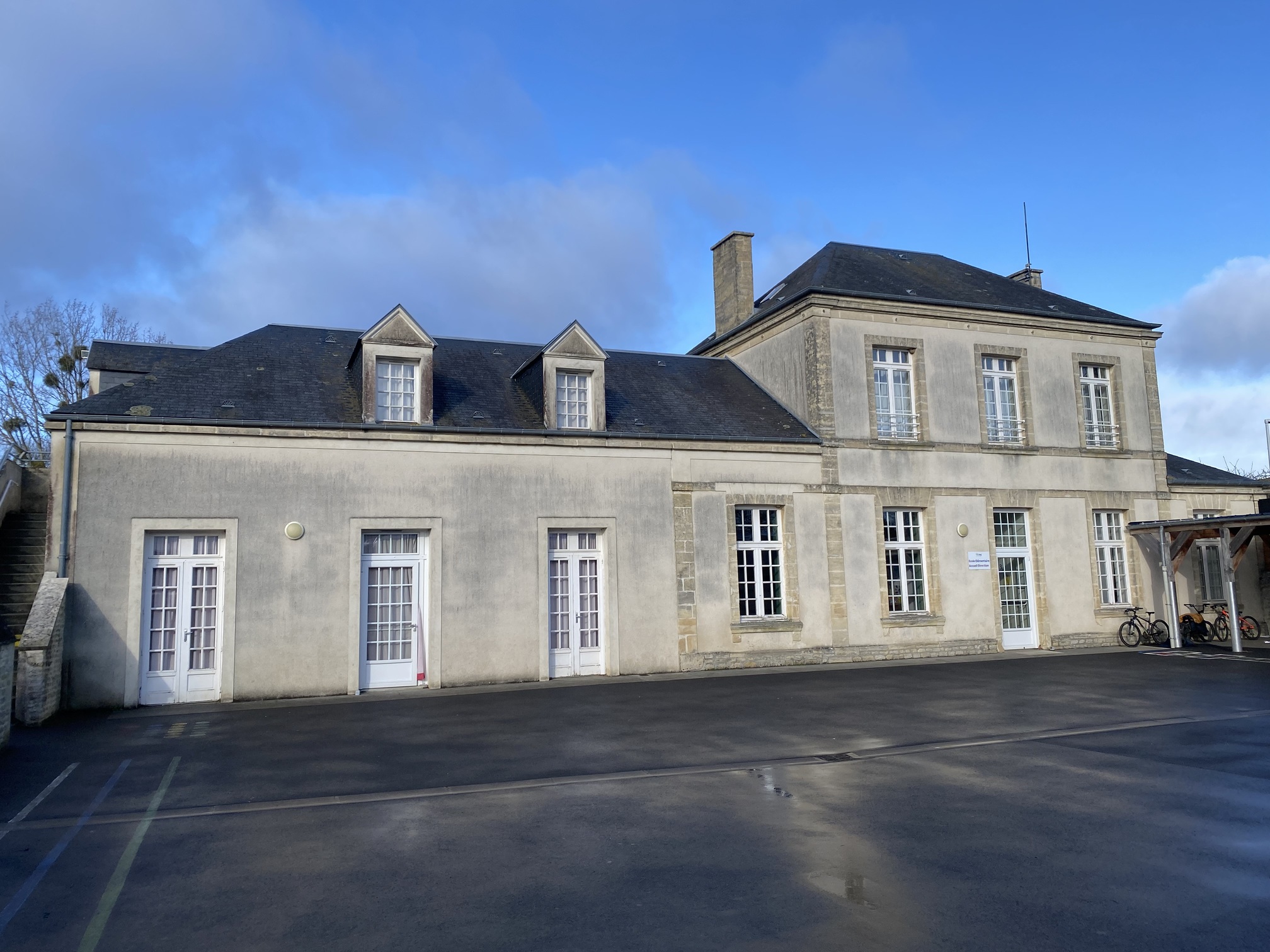 Ecole Batiment Est.jpg