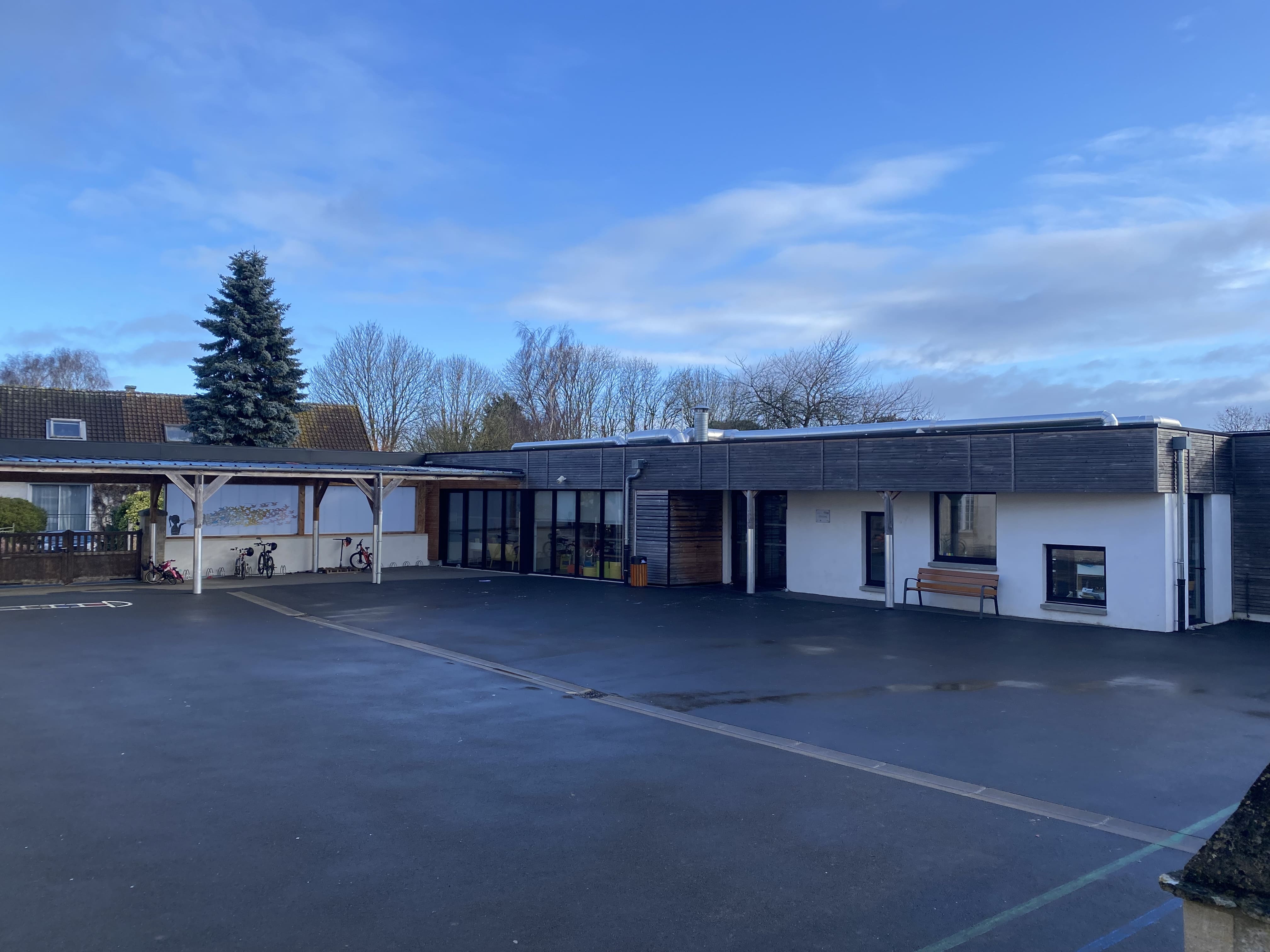 Cours de récréation de l'école du Fresne Camilly