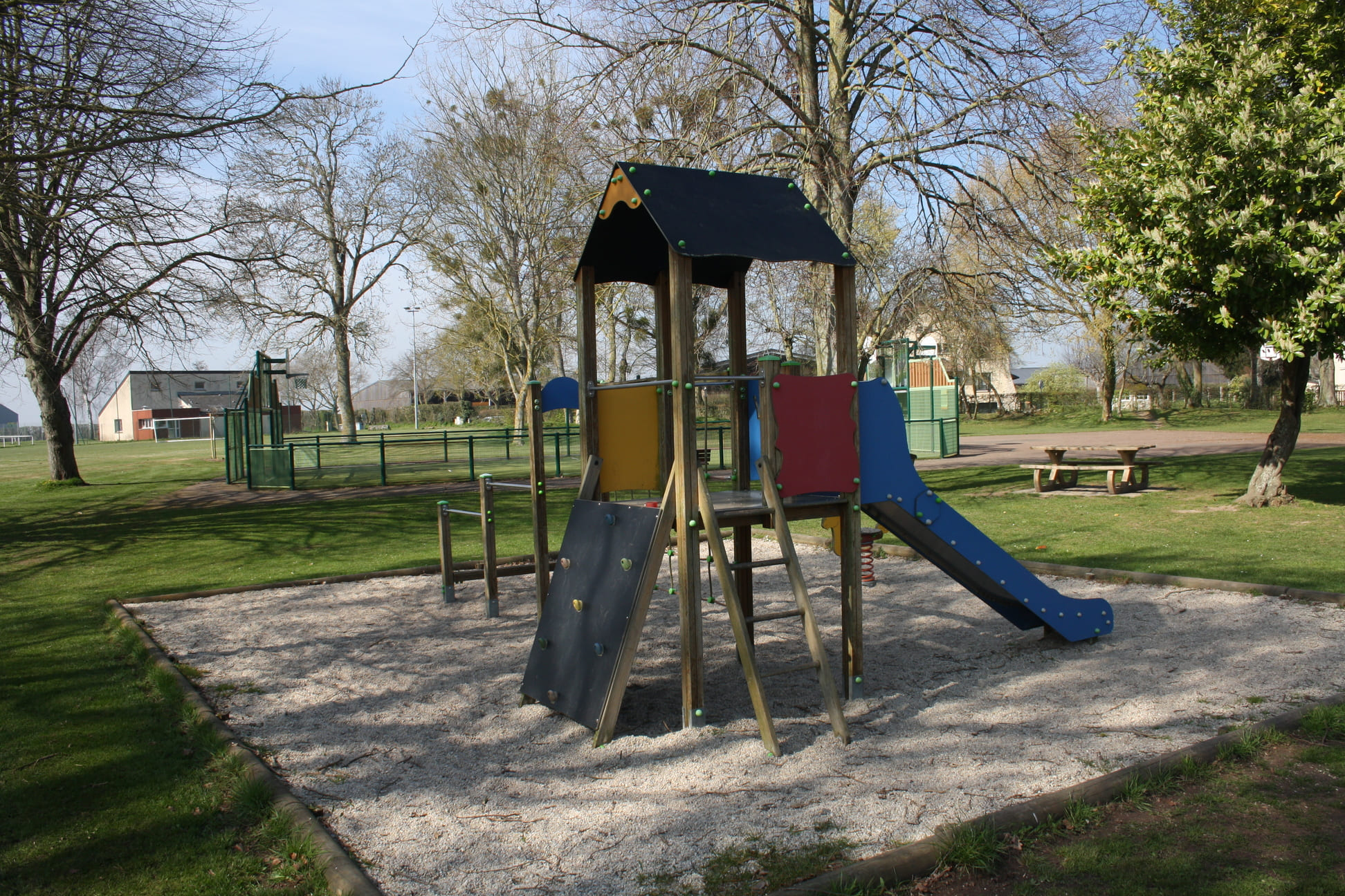 JEUX pour enfants au fresne camilly.jpg
