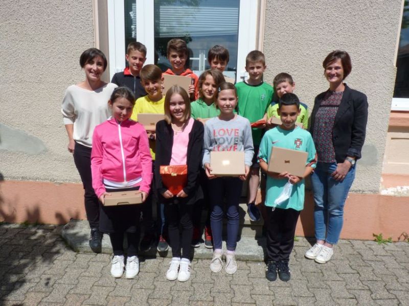 CM2 et les enseignantes - 2021.jpeg