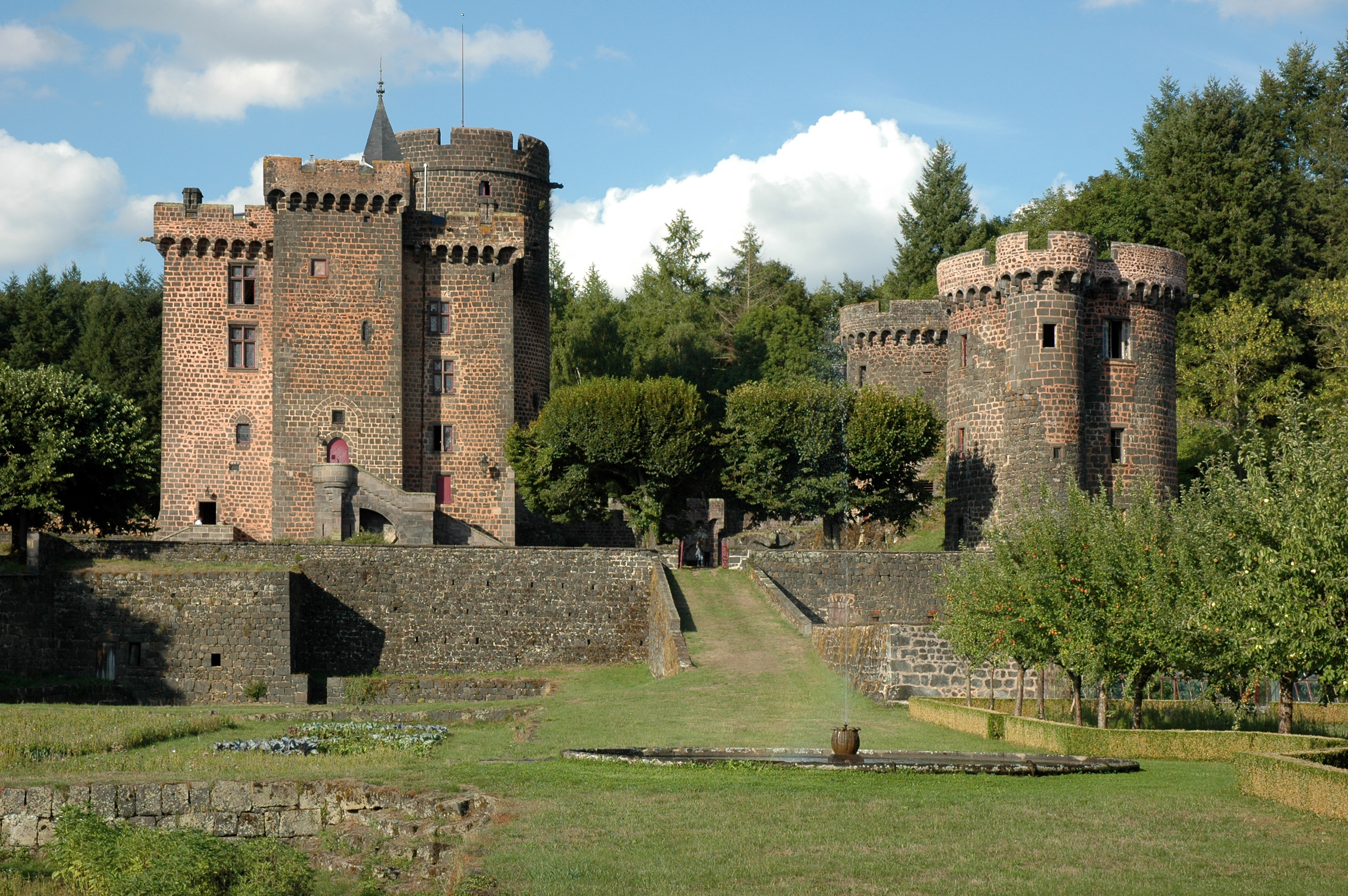 France_Auvergne_Rhone_Alpes_63_Pontgibaud_Chateau_Dauphin_07.jpg