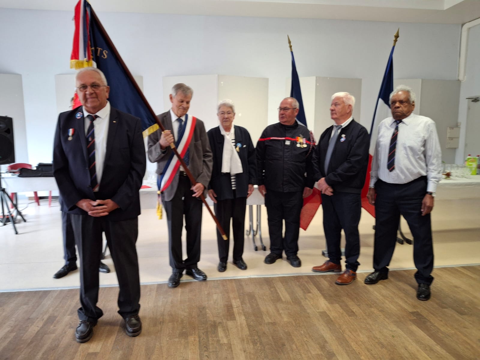remise du drapeau 8 mai mme chantreuil.jpg