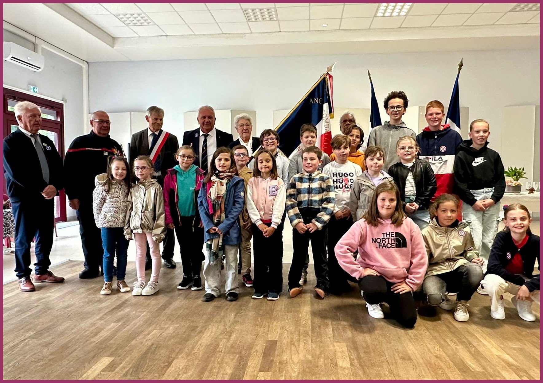8 mai 25 groupe enfant et drapeau.jpg