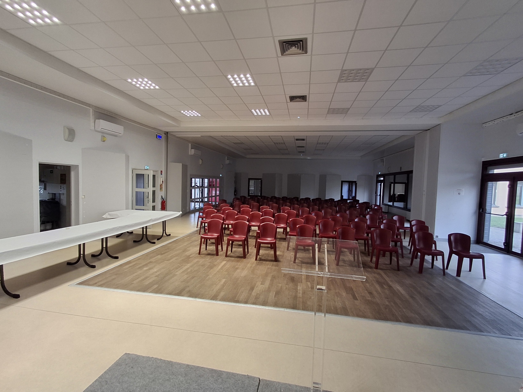 SALLE AVEC CHAISES .jpg