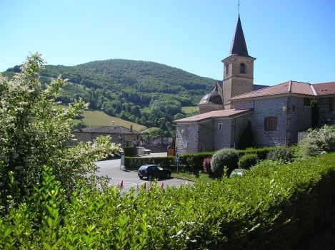 Vue village église Saint-Didier-sur-Beaujeu.jpg