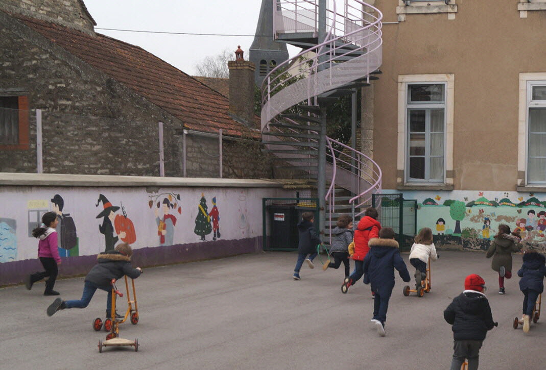l-ecole-de-corcelles-les-arts-photo-lbp-christophe-bachet-les-maternelles-en-recreation-a-l-ecole-de-corcelles-les-arts-photo-lbp-christophe-bachet-1614278553.jpg