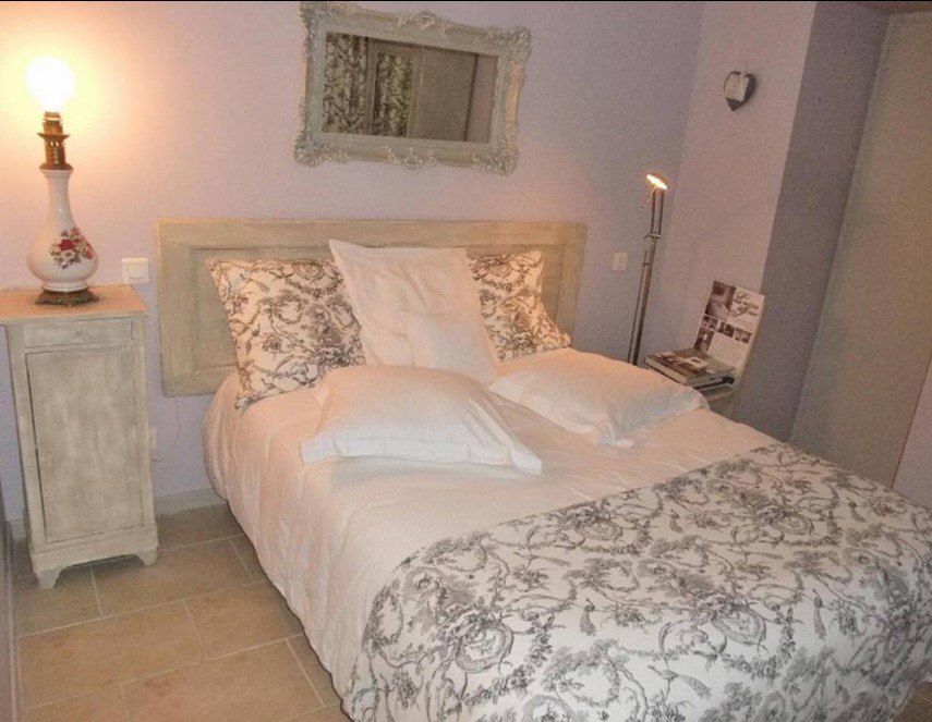 la maison de jeanne chambre.jpg