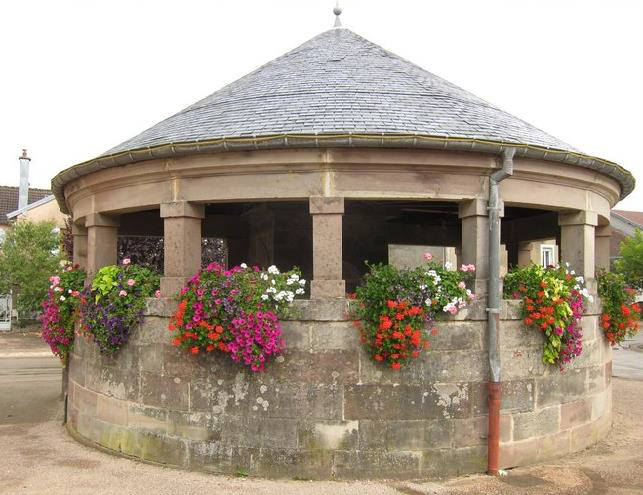 Ehuns fontaine - Mairie.png