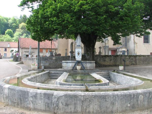 cerre fontaine de l_église.jpg