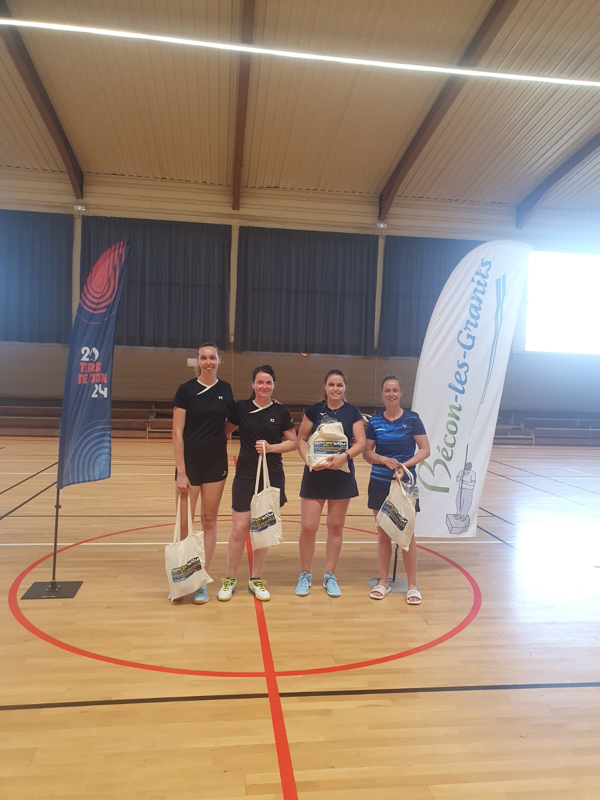 Lauréats du tournoi annuel de badminton.jpg