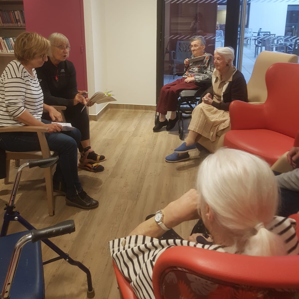 Séance lecture aux Vignes dorées.jpg