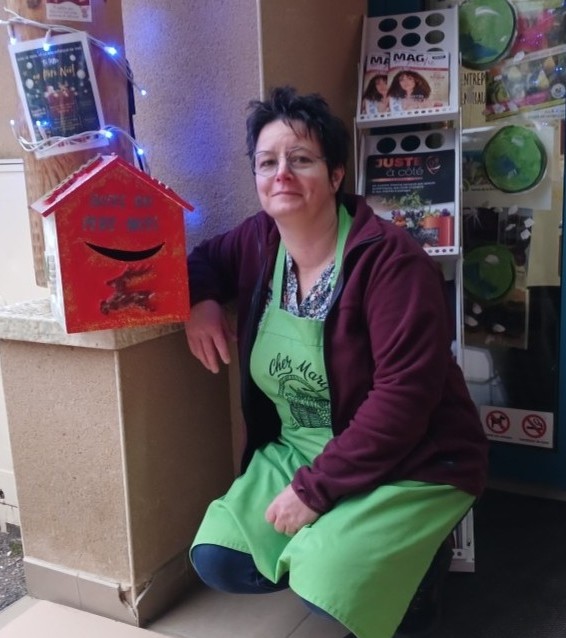 mary et la boite à lettres du père noel.jpg