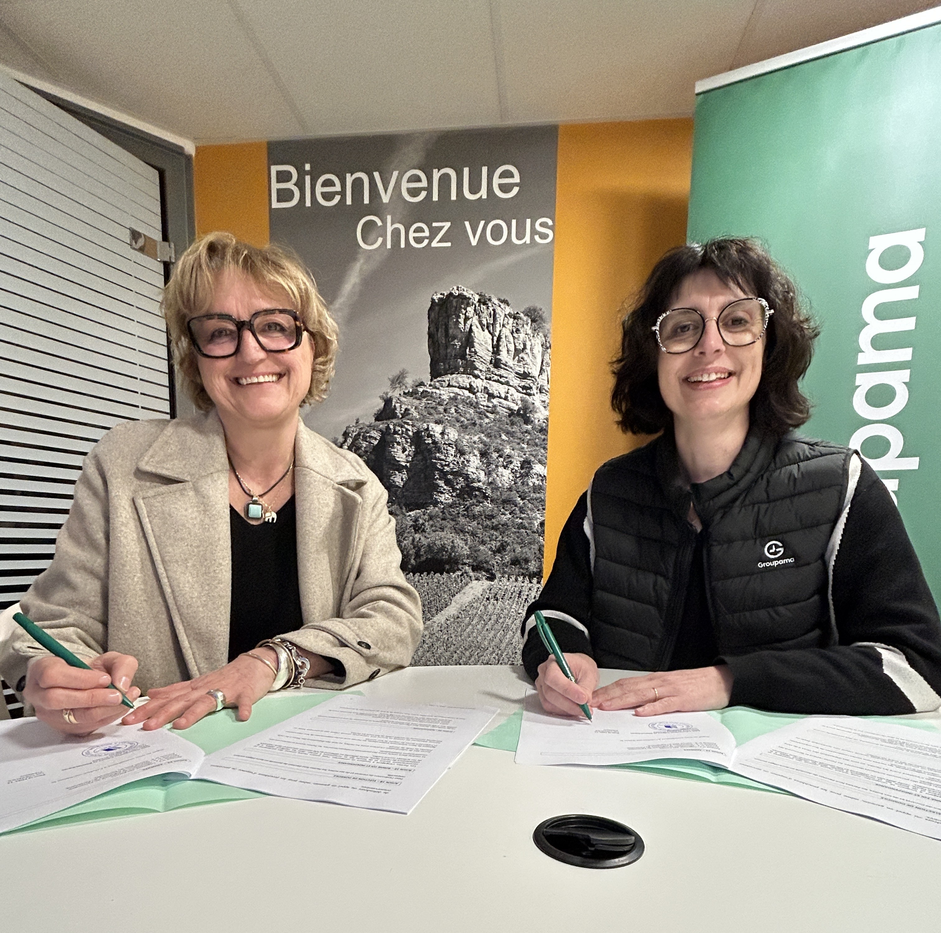 Signature contrat de partenariat.JPG