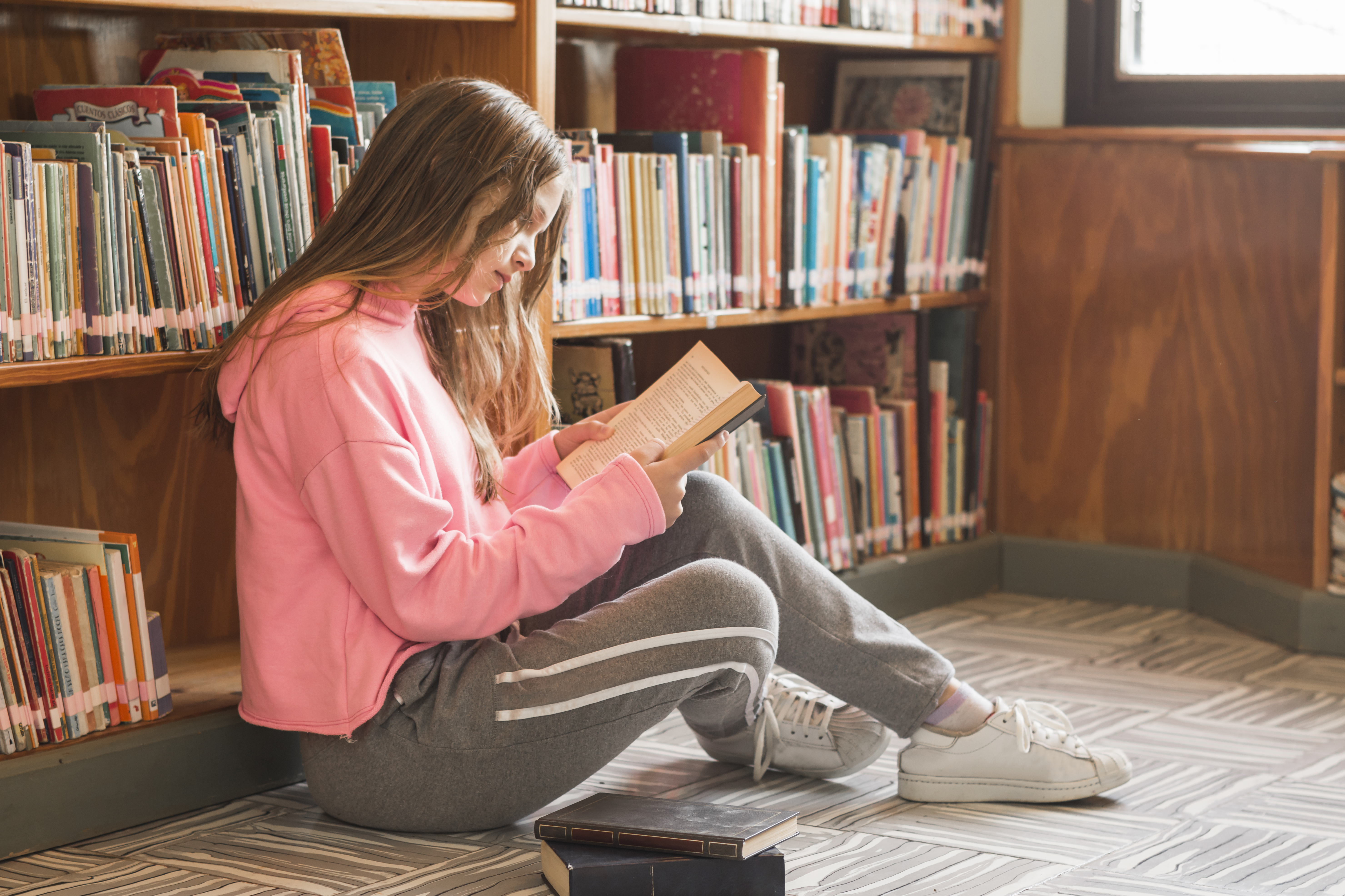 Lectrice en bibliothéque.jpg