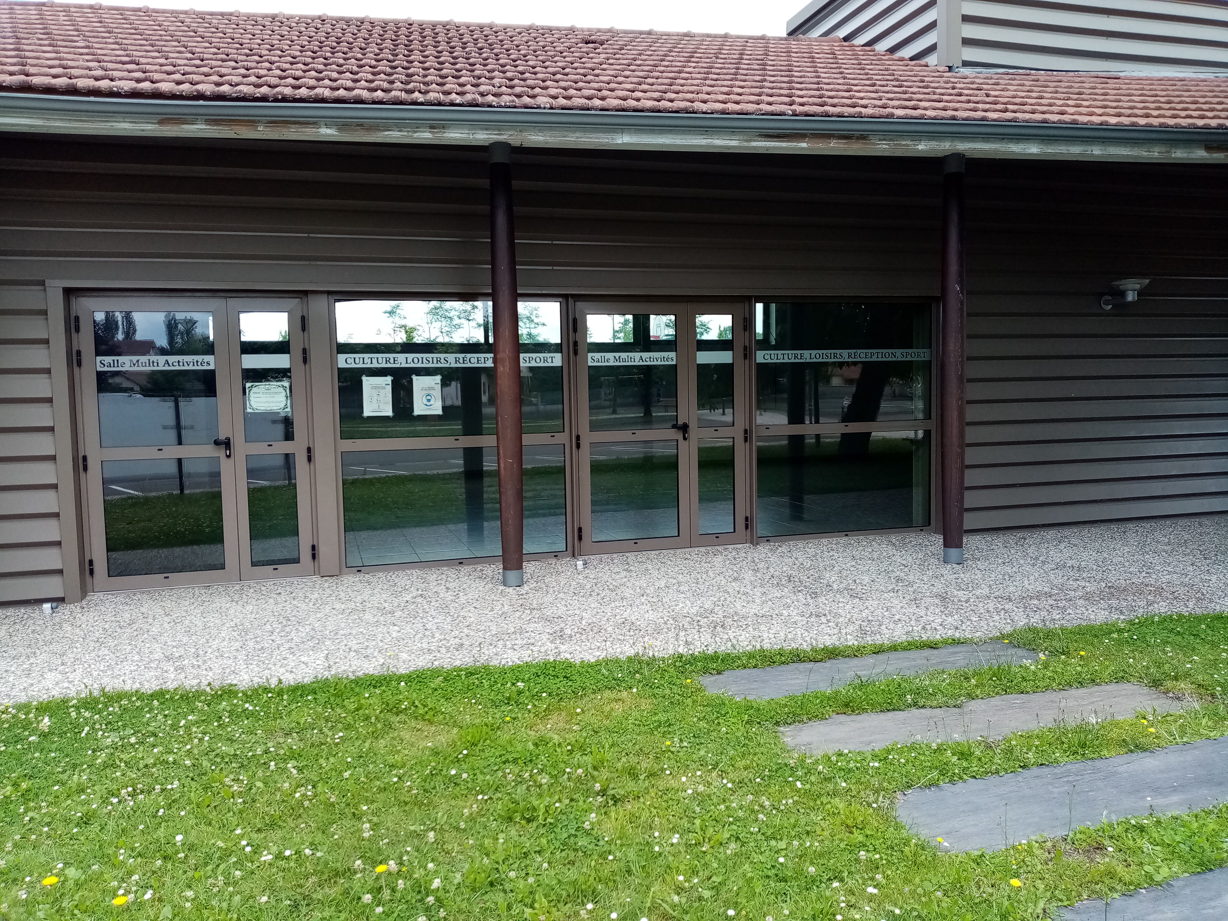 salle vue extérieure.jpg