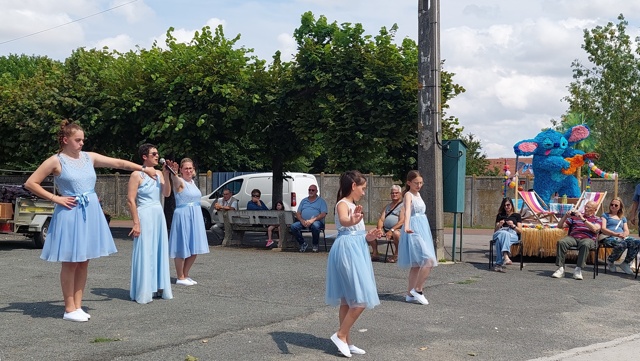 10-14-07-25 danses et chants.jpg