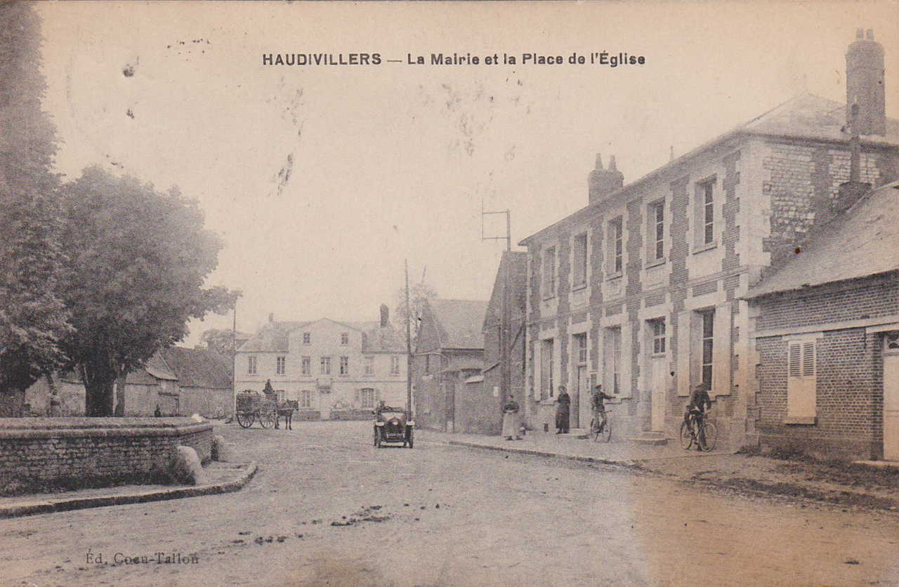 Haudivillers_La_Mairie_et_la_Place_de_lEglise.png