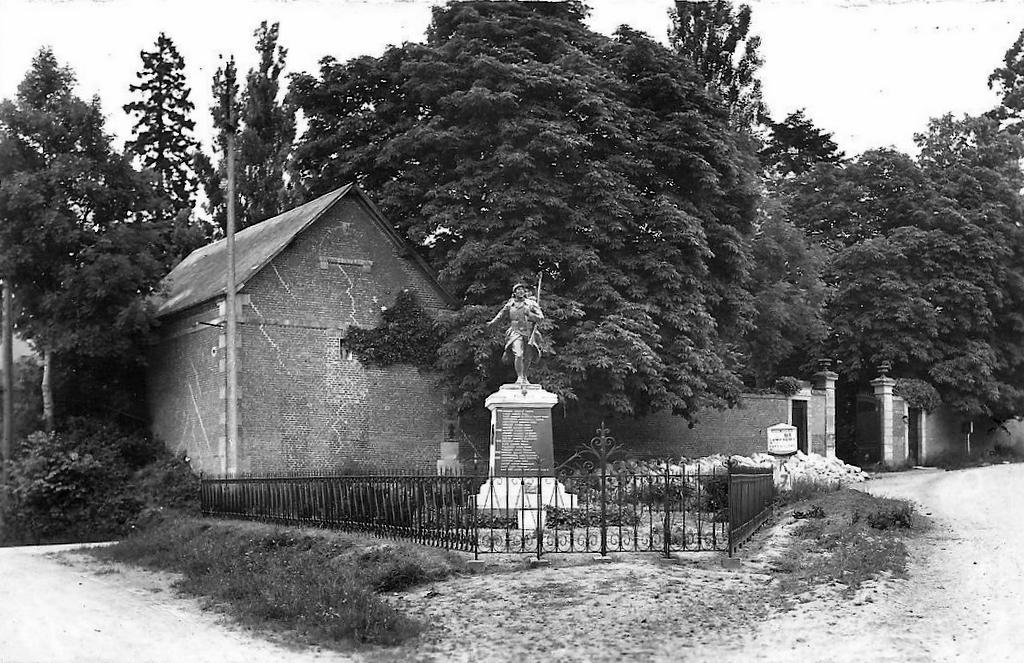 01CP monument aux morts 1950.jpg