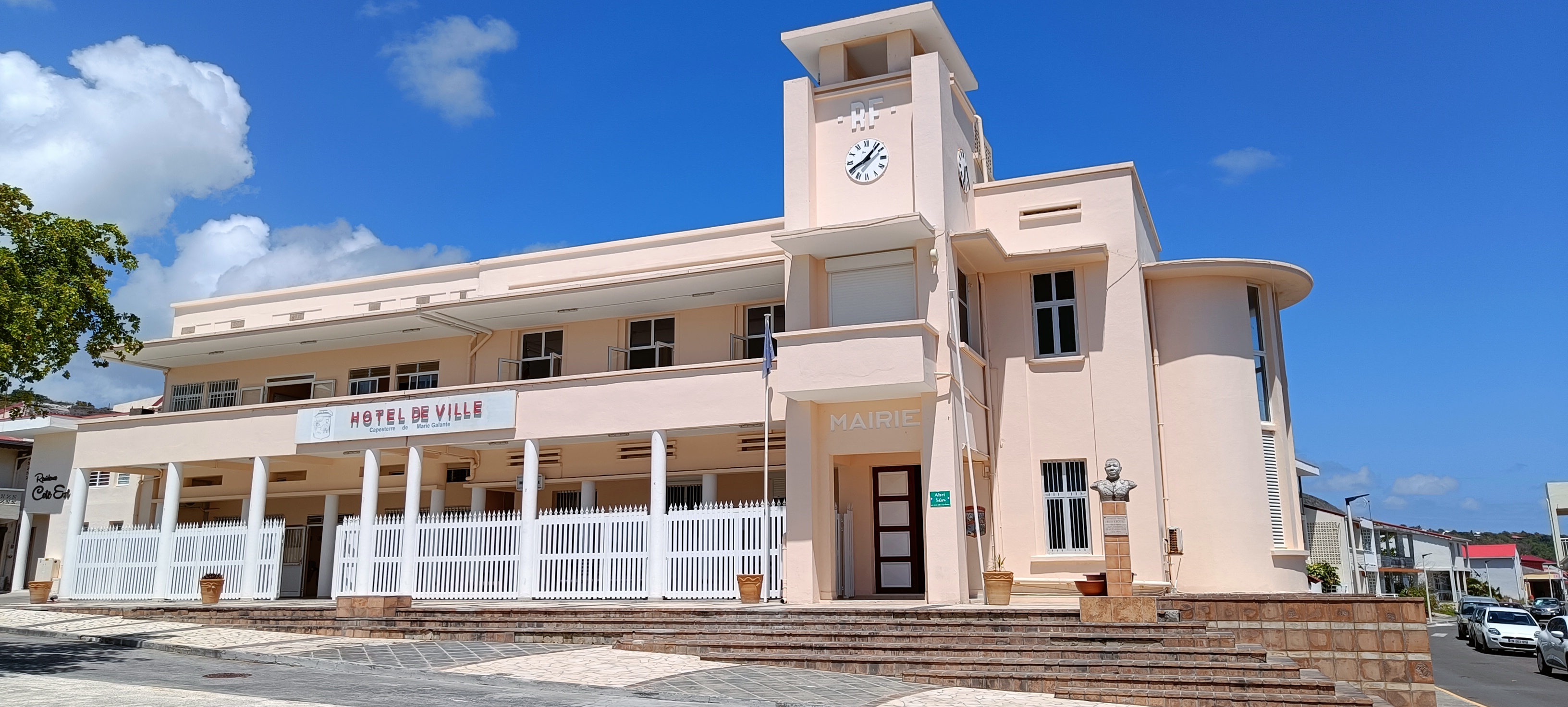 Mairie et police municipale de Capesterre.jpg