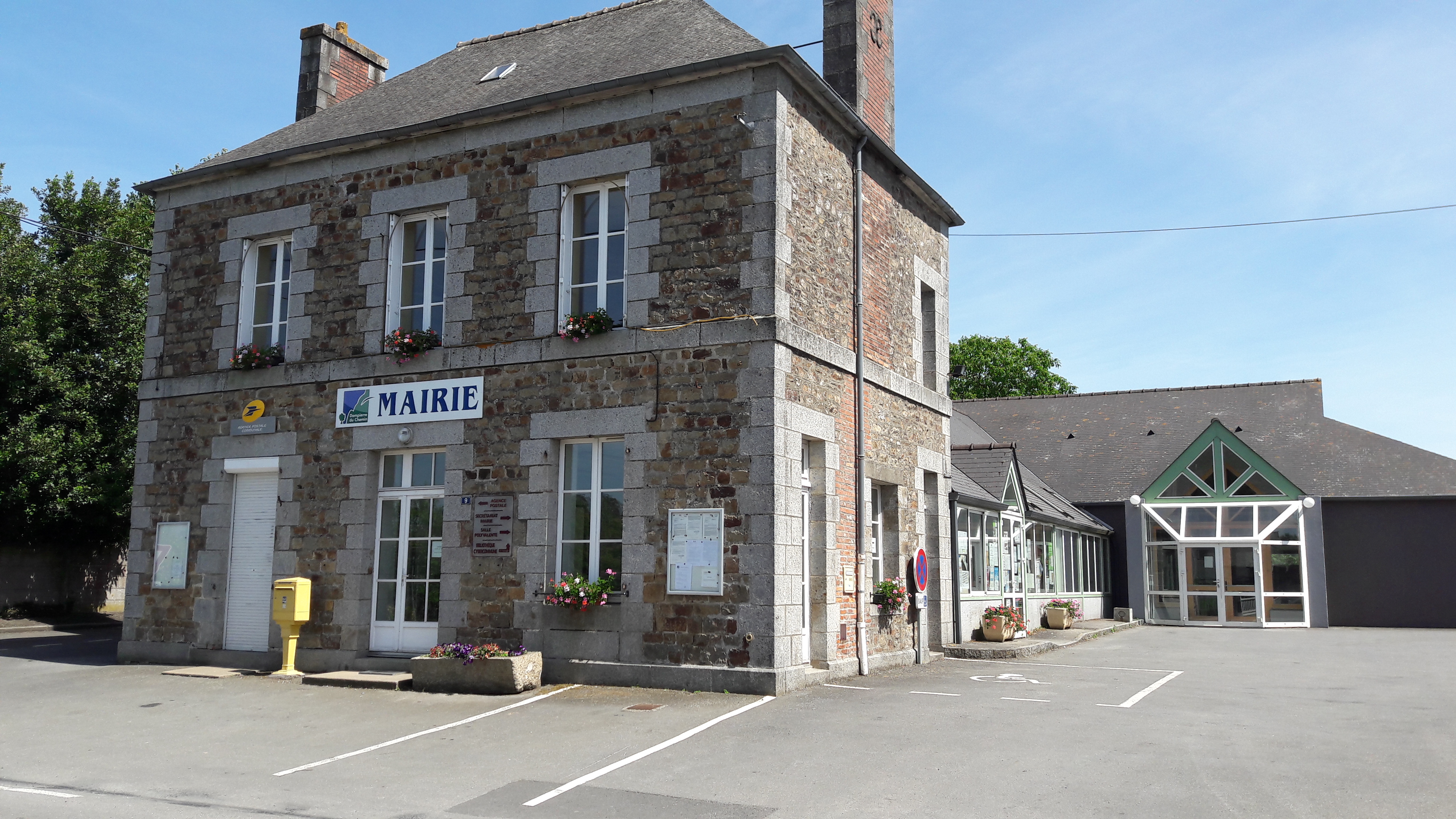 agence postale et mairie.jpg