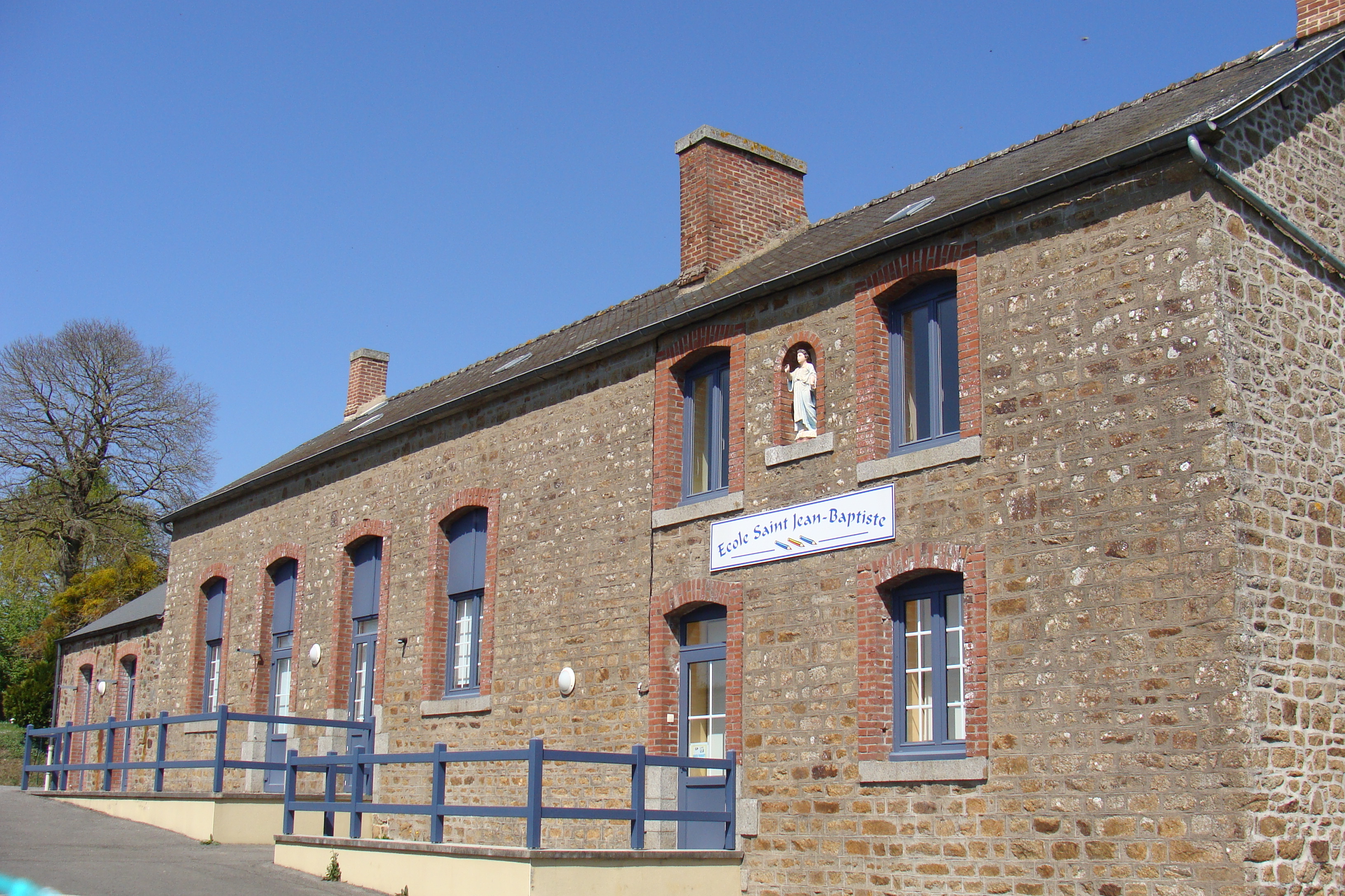 Ecole La Selle en Luitré.JPG