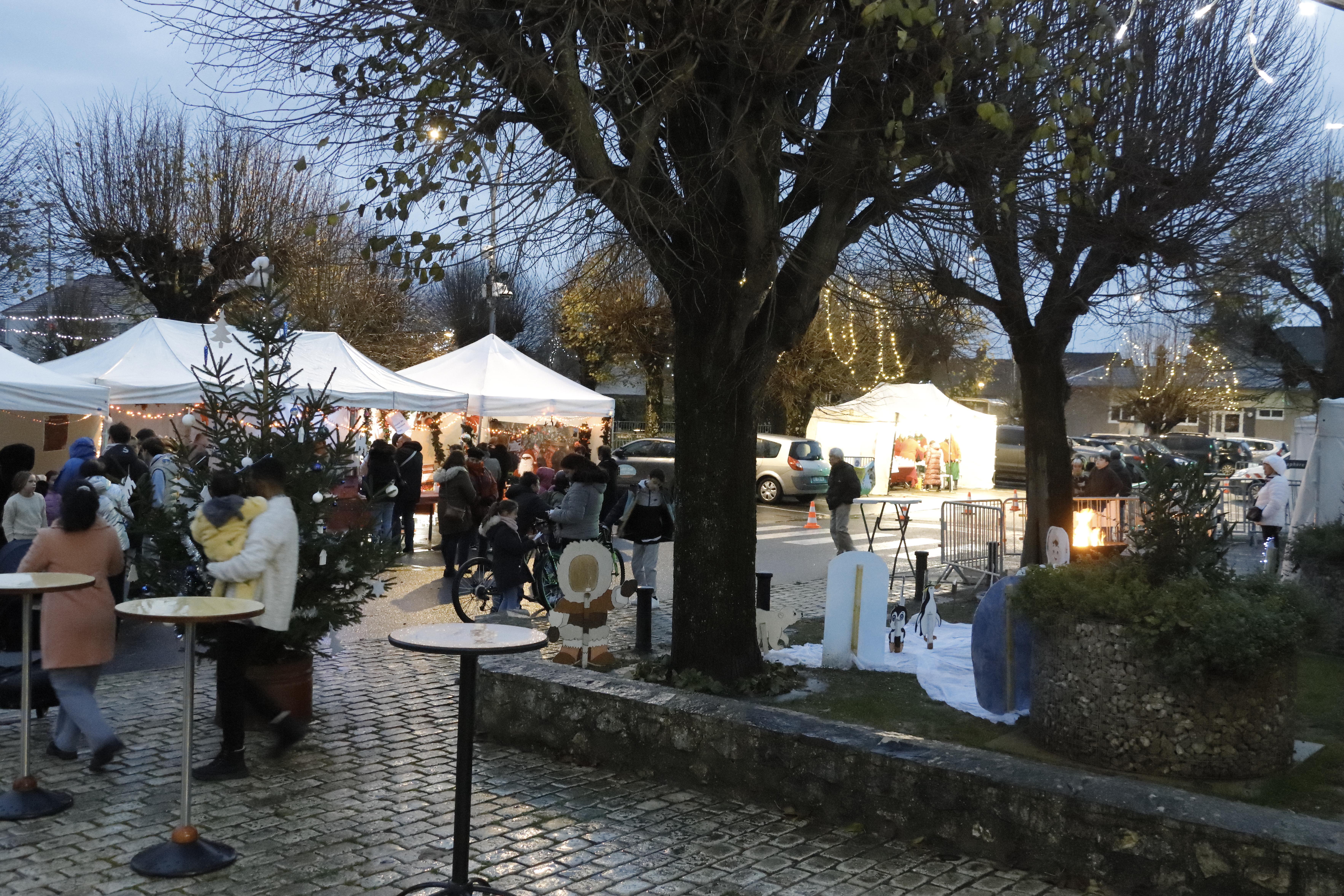 GAC 2025 Marché de Noël extérieurs illuminés.JPG