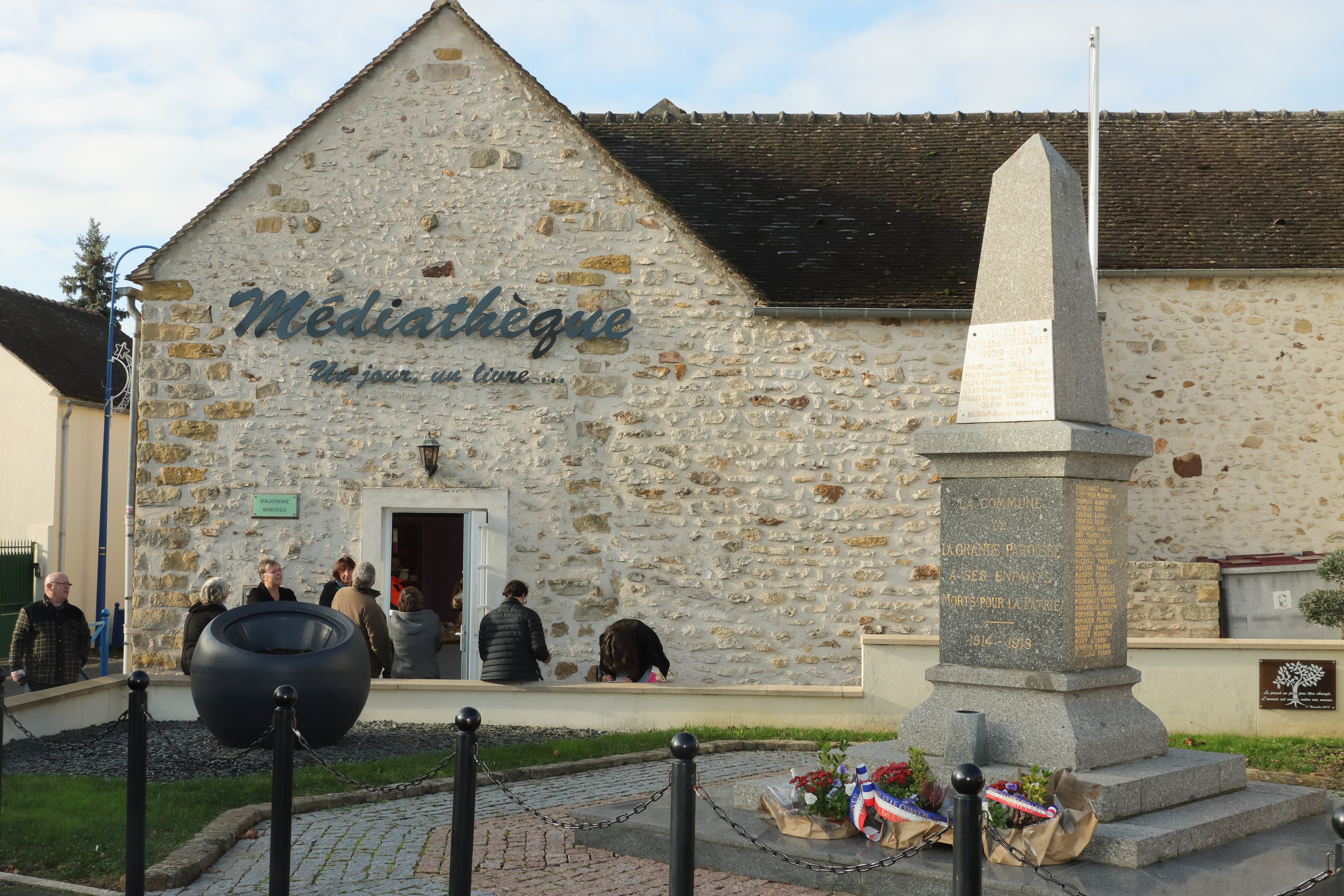 Médiathèque 2023 exterieur porte d_entrée.jpg