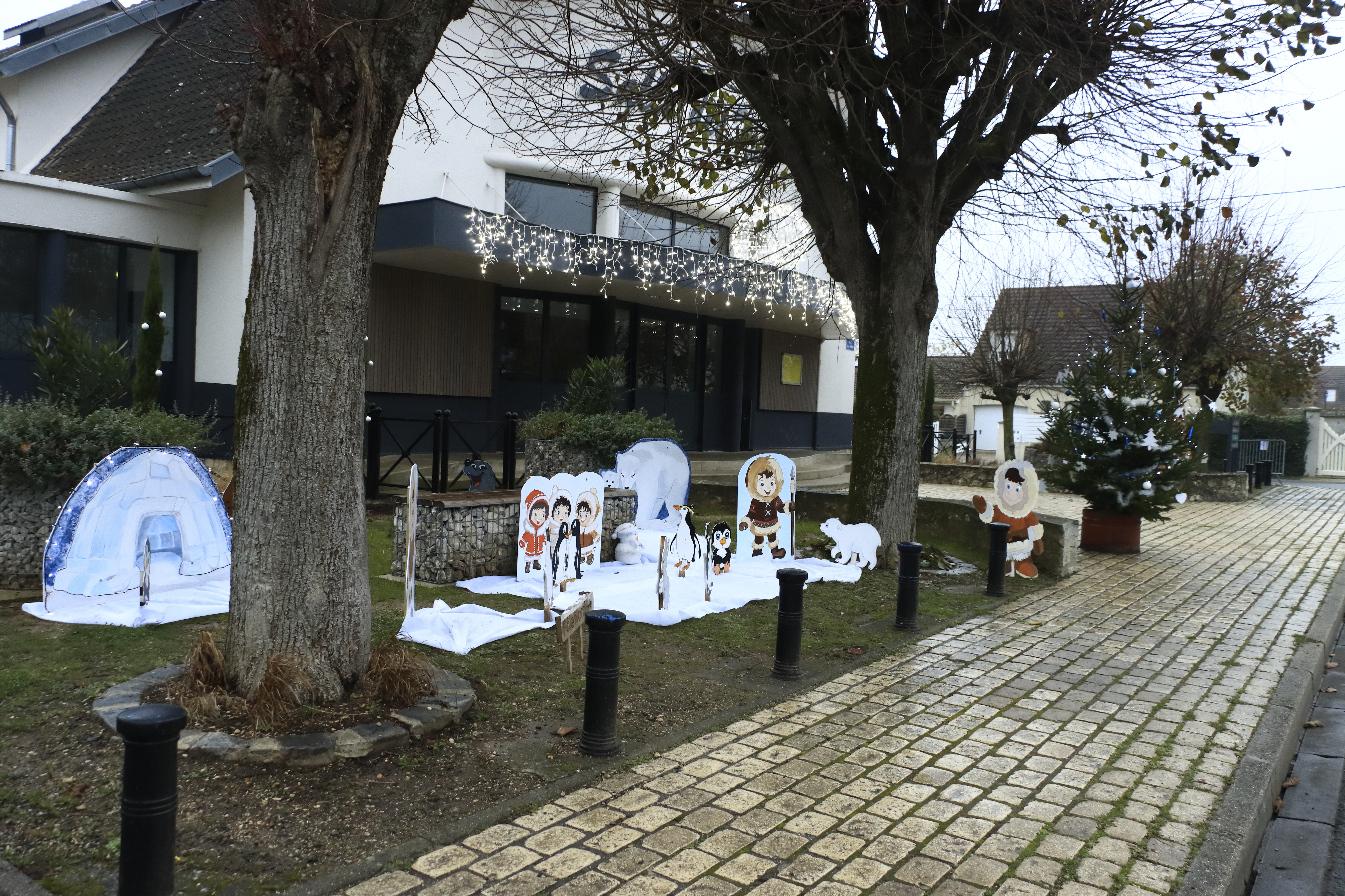 MpT 2025 esquimaux devant la SdF.JPG