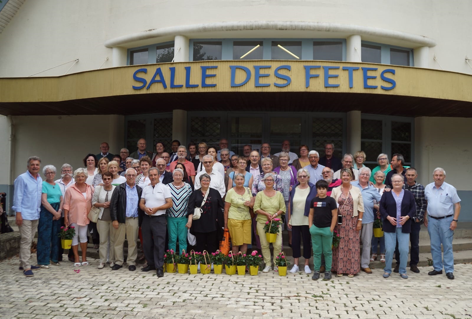 CdJ 2022 groupe devant SdF.jpg