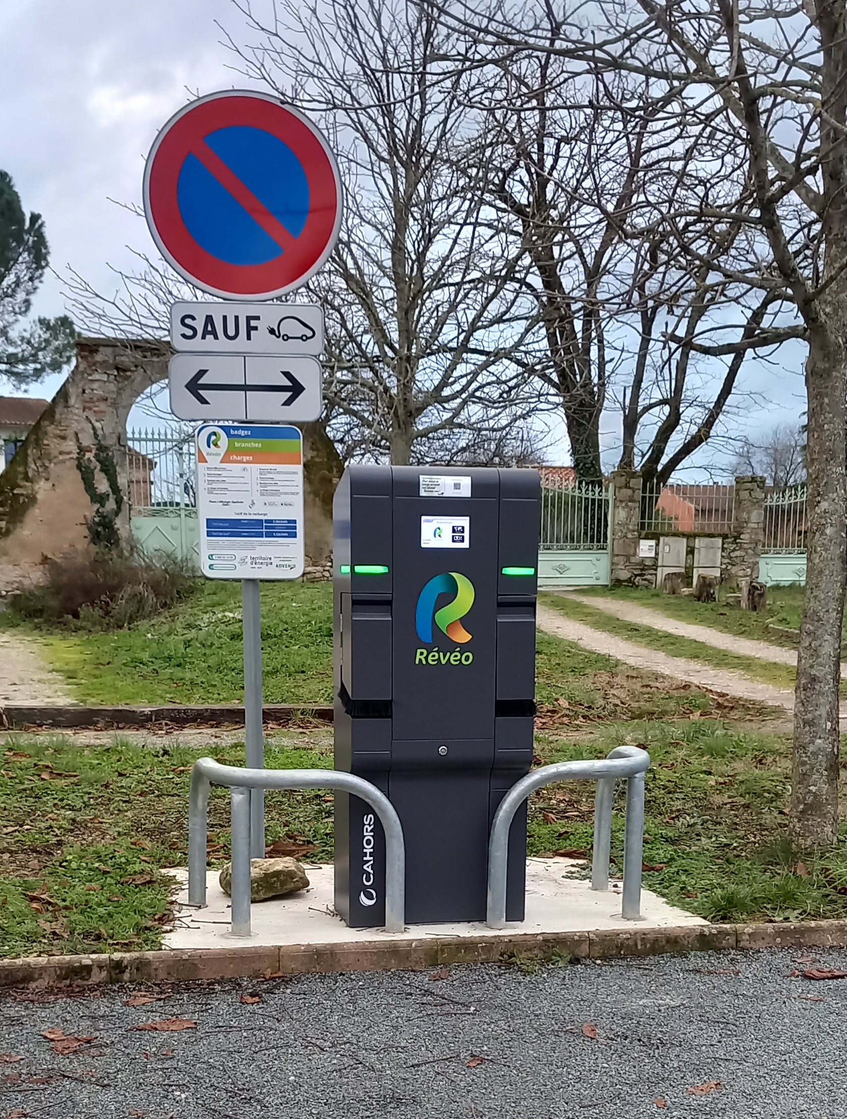 borne de rechargement voiture électrique.jpg