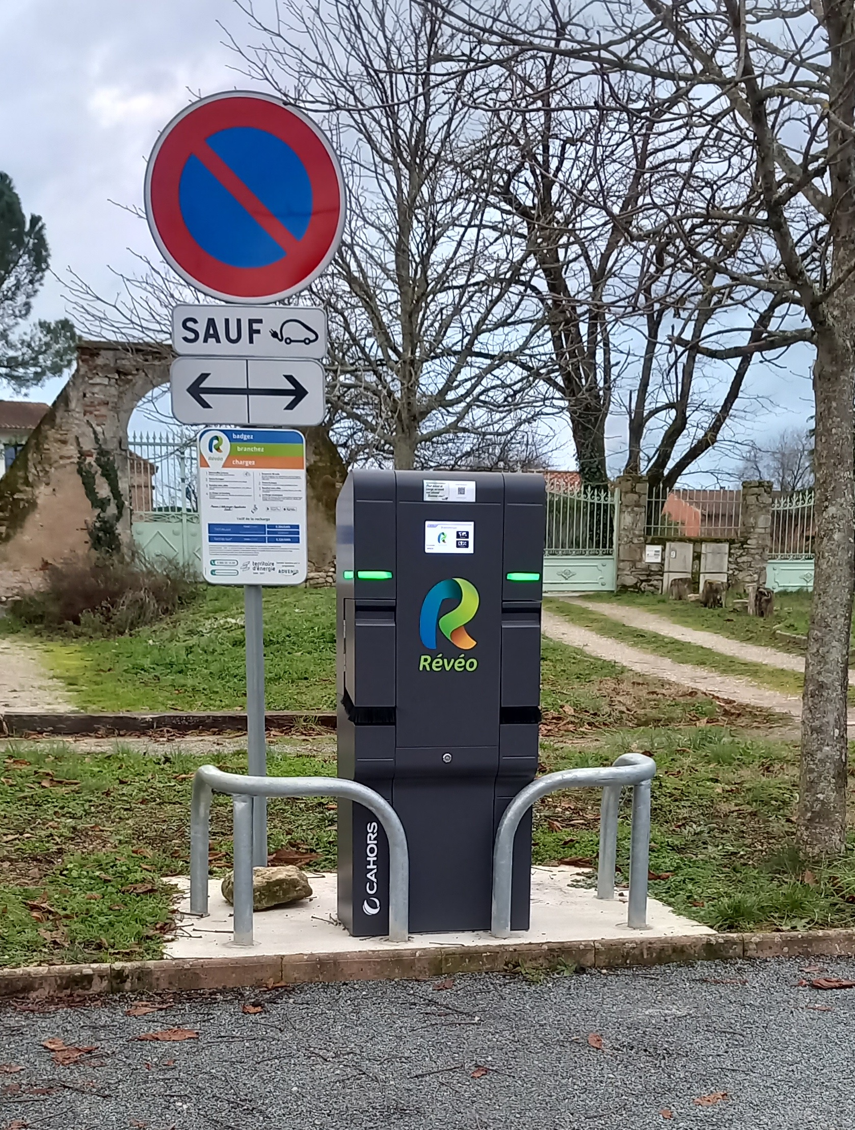 borne de rechargement voiture électrique.jpg